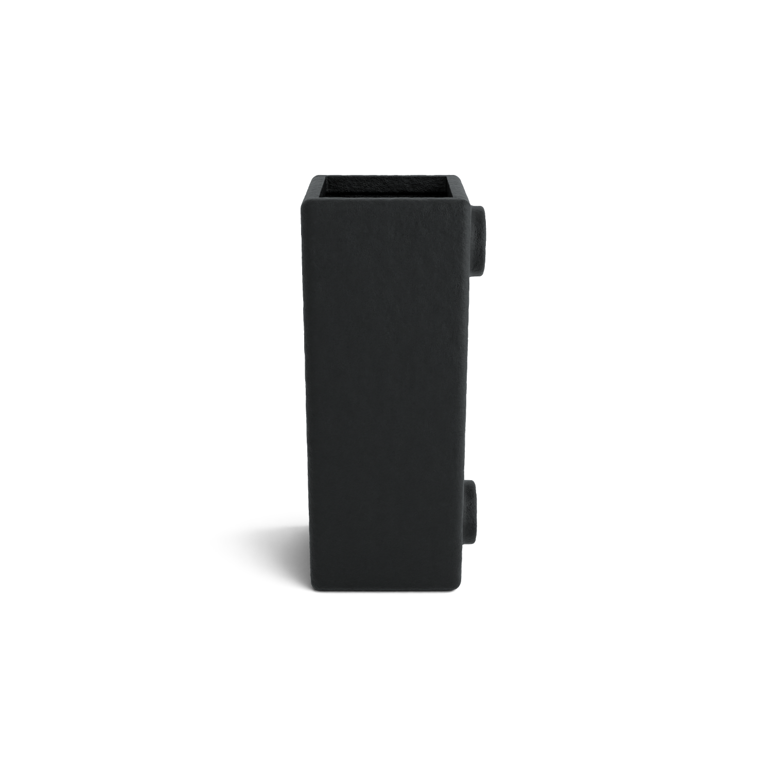 Maceta rectangular de color negro mate con superficie rugosa sobre fondo blanco. La abertura superior cuadrada muestra un interior irregular. Dos pequeños salientes redondos en el lado derecho. Una suave sombra cae hacia la izquierda.