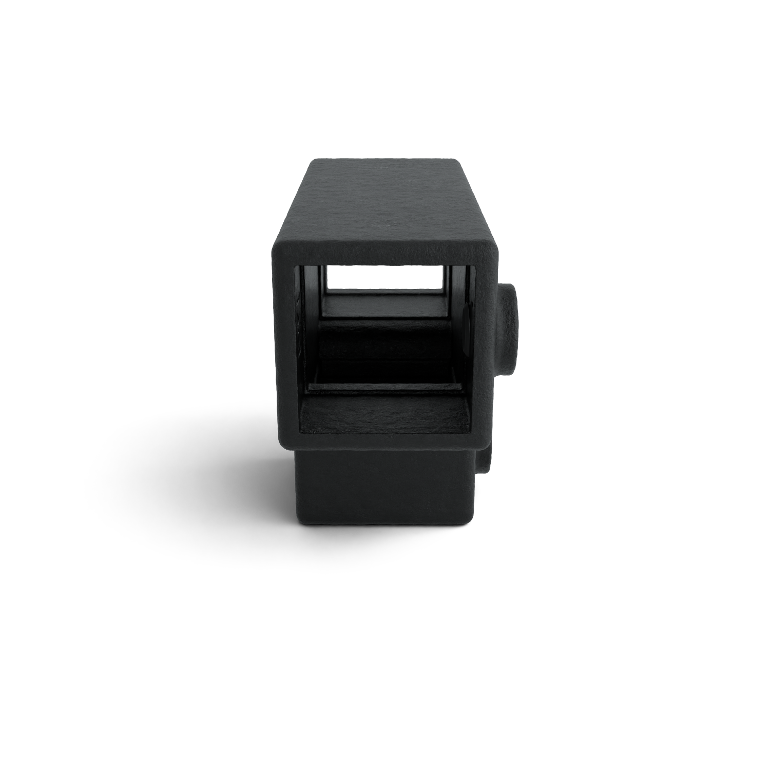 Componente rectangular negro mate con una abertura cuadrada en la parte delantera. Superficie rugosa y granulada, con un saliente ligeramente cilíndrico a la derecha. Se encuentra sobre un fondo blanco y proyecta una sombra suave debajo.