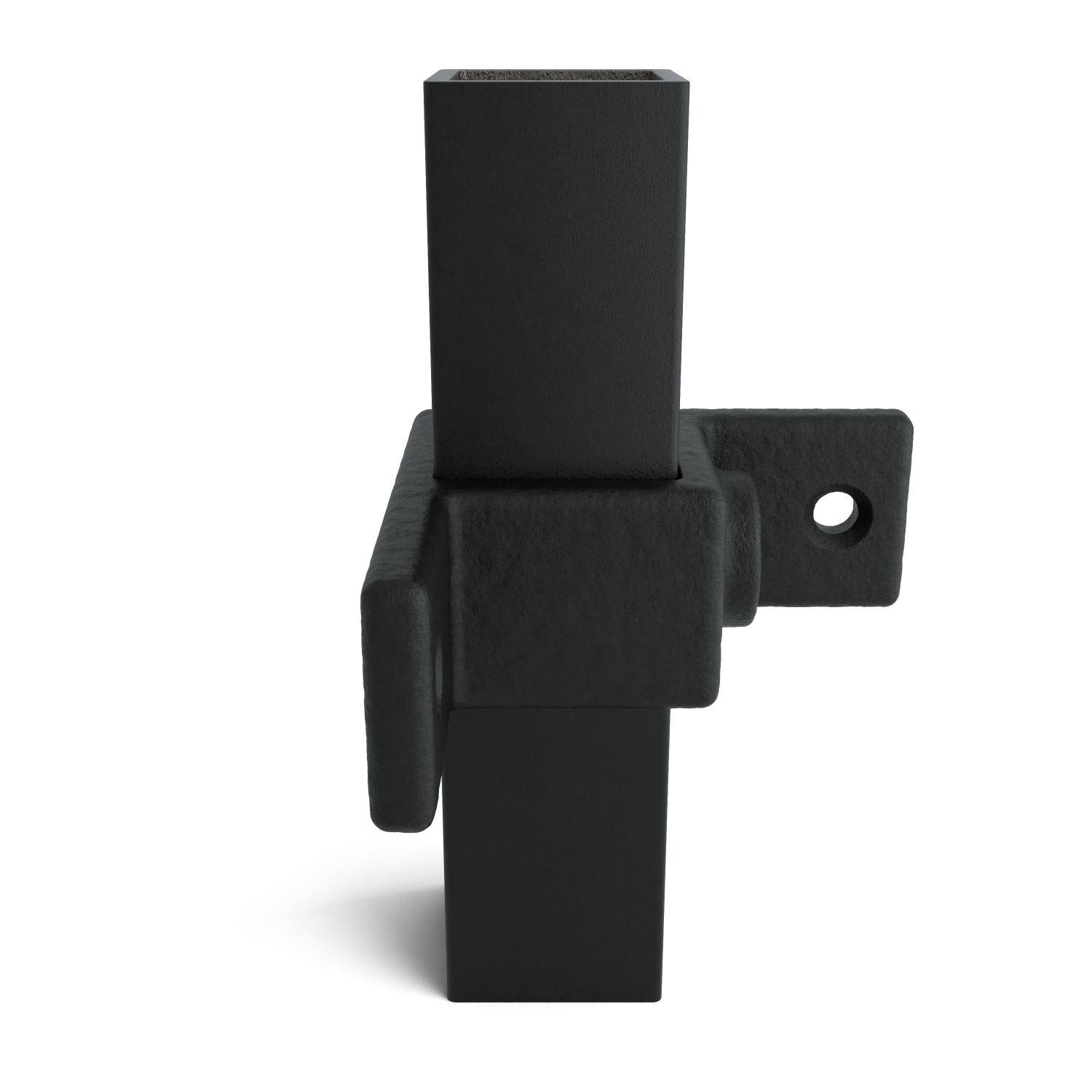Elemento de unión metálico negro con textura sobre fondo blanco. Una pieza tubular vertical cuadrada está unida a una pieza tubular horizontal, también cuadrada, que tiene un orificio redondo a la derecha. Mate, ligeramente rugoso.
