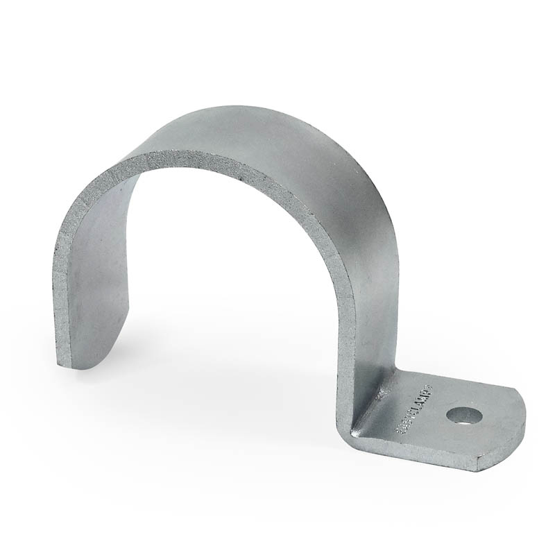 Abrazadera de acero robusta, galvanizada electrolíticamente, con forma de U. Gris metalizado, resistente a la corrosión, con base plana y orificio redondo para facilitar su fijación a tubos o placas. En diagonal sobre fondo blanco.