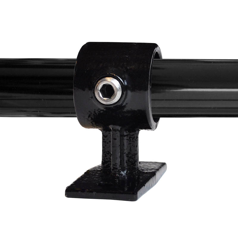 Soporte metálico para pasamanos, con recubrimiento en polvo negro, que sujeta un tubo negro brillante. Vista detallada con tornillo hexagonal plateado para la fijación. Base ancha y plana en la parte inferior para el montaje en pared.