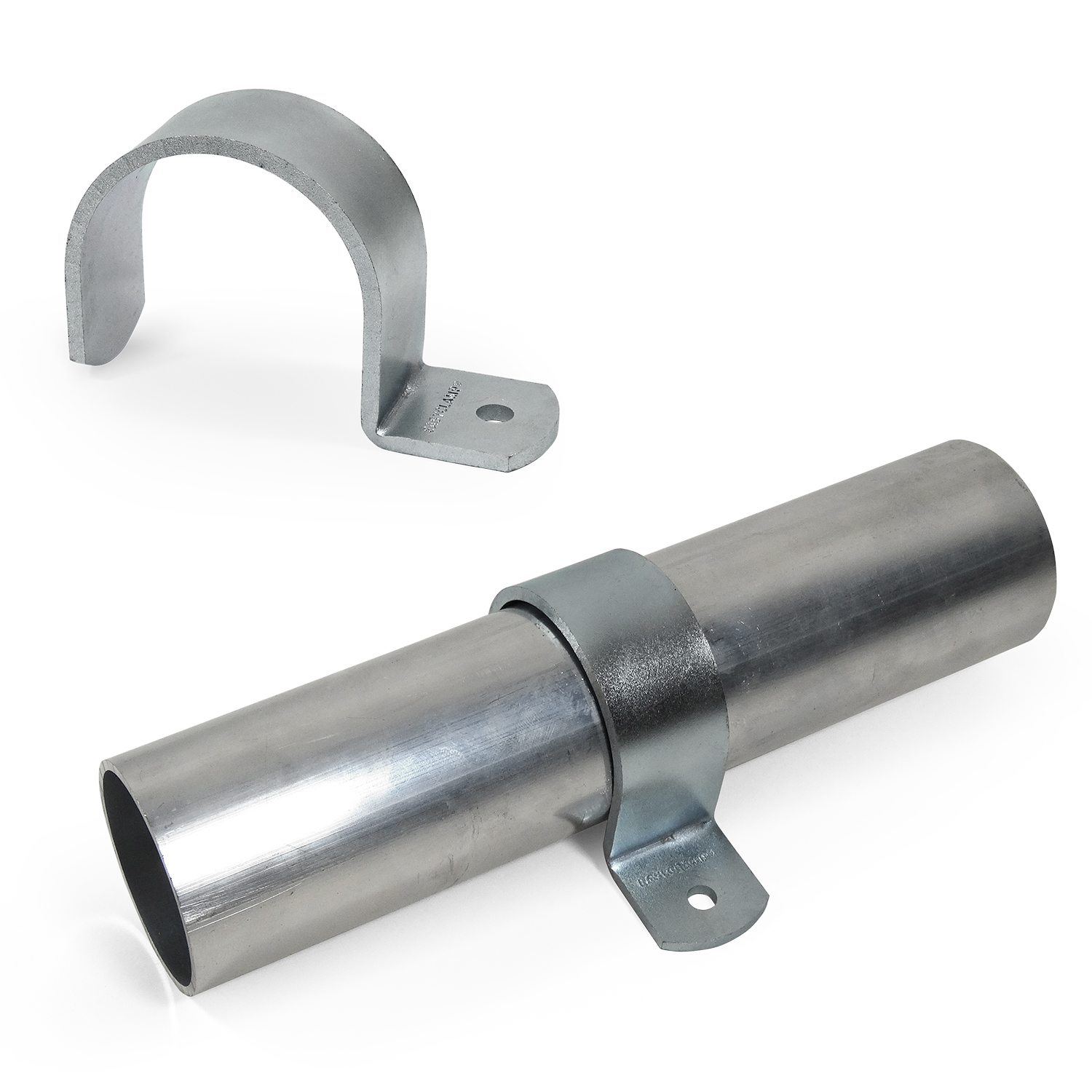 Abrazadera de acero inoxidable galvanizada electrolíticamente en forma de U, aislada sobre fondo blanco. Debajo, una igual montada en un tubo metálico brillante para fijación segura de placas a estructuras tubulares. Para tubos de 21,0 a 60,3 mm.